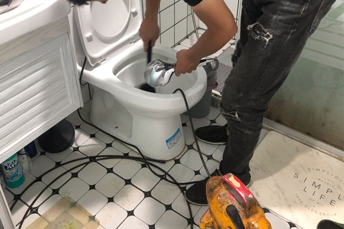 门头沟马桶堵塞自己疏通还是找师傅?专业上门服务让你省时更省心